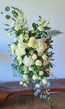 Load image into Gallery viewer, Sympathy Standing Spray