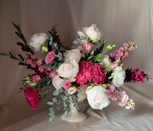Load image into Gallery viewer, Valentine's Arrangement (Feb. 14th)
